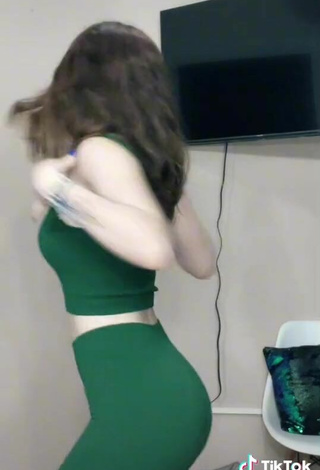 5. Sexy Samanthaa.cls2 Shows Cleavage in Green Crop Top