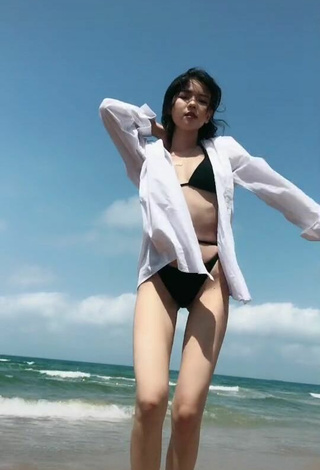 Sexy sevdoraa Shows Cleavage in Black Bikini in the Sea