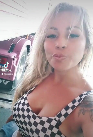 4. Hot Sheila Bellaver Shows Cleavage in Checkered Crop Top