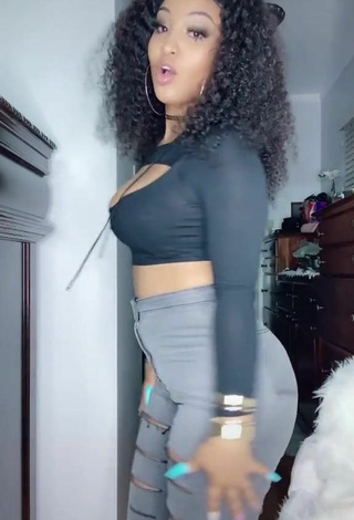 2. Sexy Shenseea Shows Butt