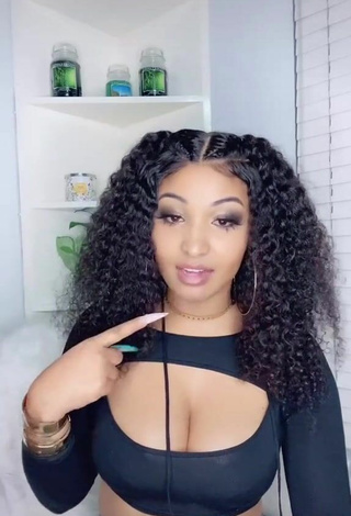 4. Cute Shenseea Shows Cleavage in Black Crop Top