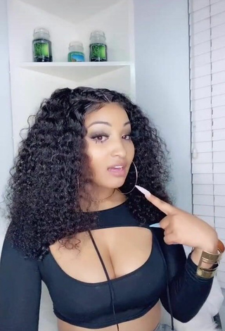 5. Cute Shenseea Shows Cleavage in Black Crop Top