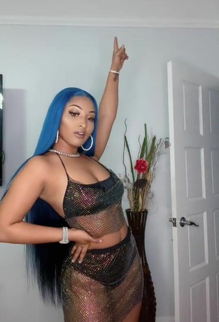 2. Hot Shenseea Shows Cleavage in Black Crop Top