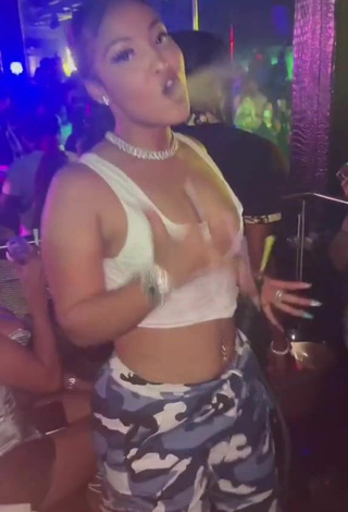 2. Sexy Shenseea Shows Cleavage in White Crop Top