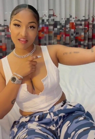 4. Sexy Shenseea Shows Cleavage in White Crop Top