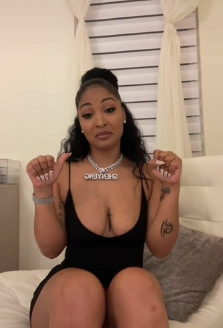 6. Sexy Shenseea Shows Cleavage in Black Dress