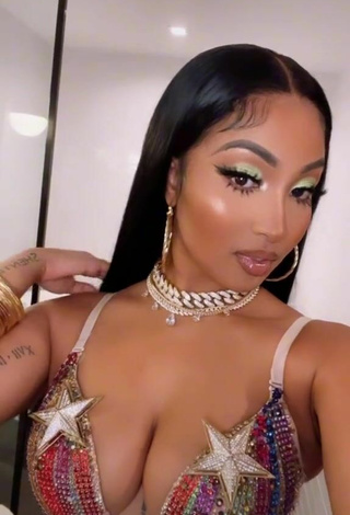 1. Sexy Shenseea Shows Cleavage