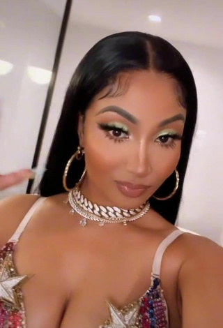 2. Sexy Shenseea Shows Cleavage