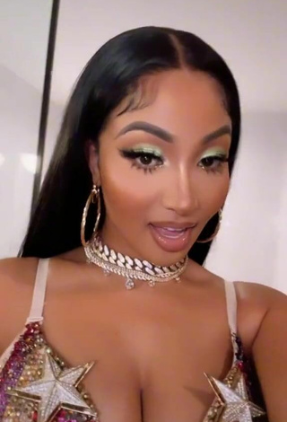 3. Sexy Shenseea Shows Cleavage