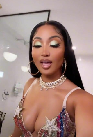4. Sexy Shenseea Shows Cleavage