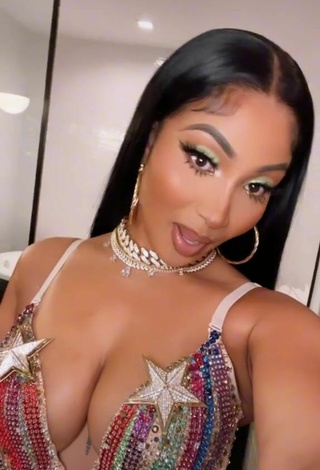5. Sexy Shenseea Shows Cleavage