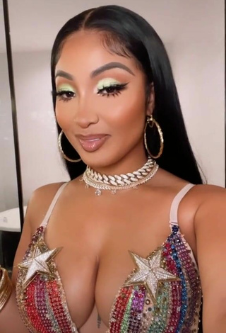 6. Sexy Shenseea Shows Cleavage