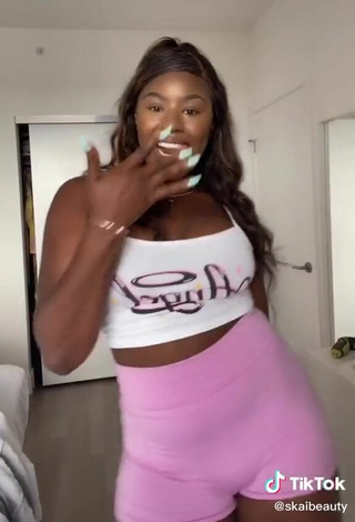 3. Elegant Skaibeauty Shows Cleavage in Crop Top and Bouncing Tits