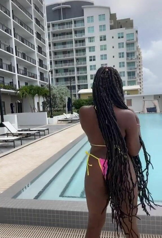 3. Sexy Skaibeauty Shows Butt at the Pool
