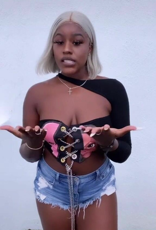 2. Breathtaking Skaibeauty Shows Cleavage in Crop Top and Bouncing Boobs
