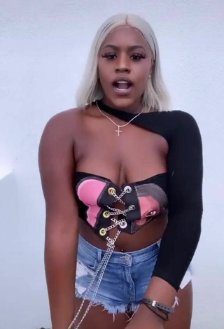 4. Breathtaking Skaibeauty Shows Cleavage in Crop Top and Bouncing Boobs