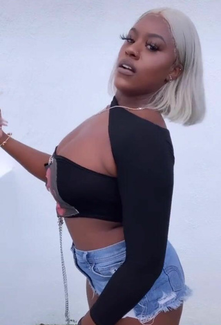 6. Breathtaking Skaibeauty Shows Cleavage in Crop Top and Bouncing Boobs