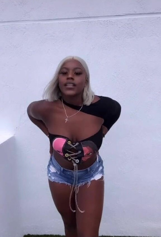 1. Fine Skaibeauty Shows Cleavage in Sweet Crop Top and Bouncing Boobs