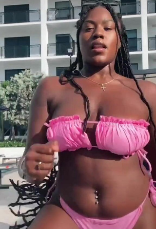Skaibeauty Shows Cleavage in Seductive Pink Bikini and Bouncing Tits