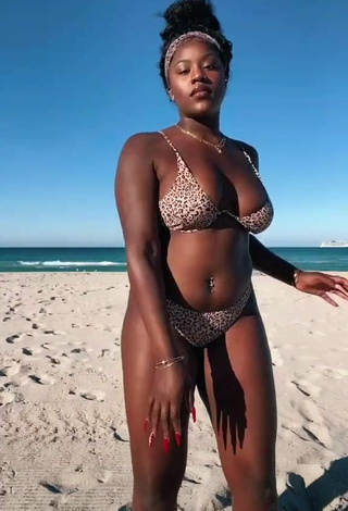 6. Skaibeauty Shows Cleavage in Hot Leopard Bikini and Bouncing Boobs at the Beach