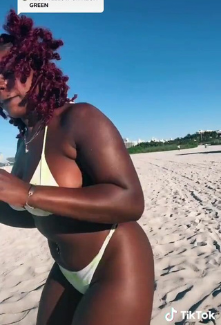 6. Breathtaking Skaibeauty Shows Cleavage in Bikini and Bouncing Boobs at the Beach