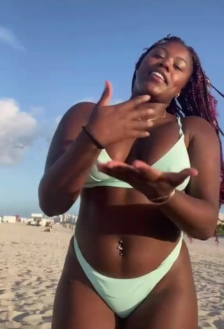 2. Seductive Skaibeauty Shows Nipples and Bouncing Tits at the Beach