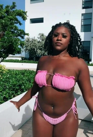3. Seductive Skaibeauty Shows Cleavage in Pink Bikini and Bouncing Boobs