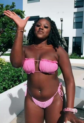 5. Seductive Skaibeauty Shows Cleavage in Pink Bikini and Bouncing Boobs