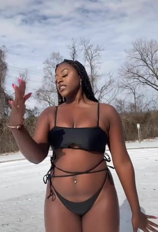 4. Sweetie Skaibeauty Shows Cleavage in Black Bikini and Bouncing Boobs
