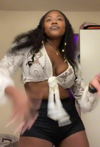 4. Sweetie Skaibeauty Shows Cleavage in Crop Top