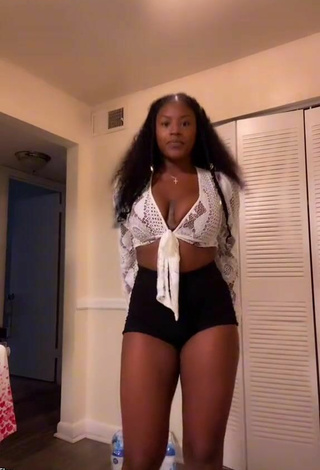 Sexy Skaibeauty Shows Cleavage in Crop Top