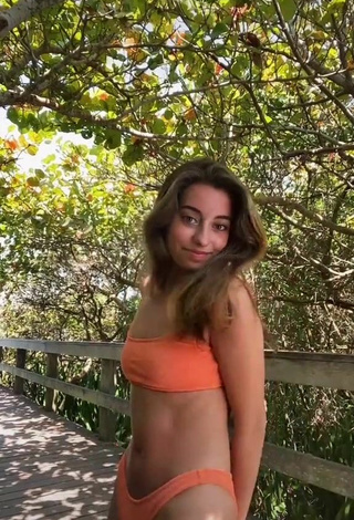 Sexy Léa Martinez Shows Cleavage in Orange Bikini