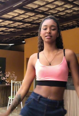 2. Sexy Sarah Geovana Shows Cleavage in Crop Top