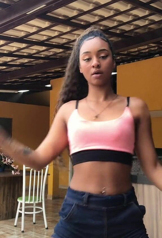 6. Sexy Sarah Geovana Shows Cleavage in Crop Top