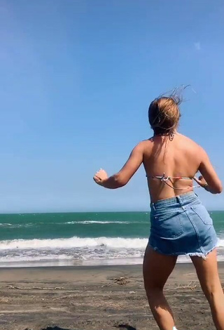 6. Sexy Yeimy Serrano Shows Cleavage in Bikini Top and Bouncing Boobs at the Beach