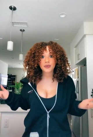 Dazzling Talia Jackson Shows Cleavage and Bouncing Boobs