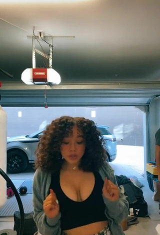 4. Hottie Talia Jackson Shows Cleavage in Black Crop Top and Bouncing Boobs