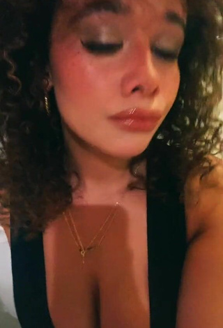 Beautiful Talia Jackson Shows Cleavage in Sexy Black Crop Top