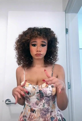 Hot Talia Jackson Shows Cleavage in Dress and Bouncing Boobs