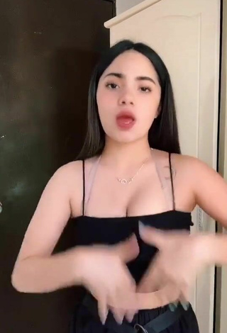 4. Valeria Perez Shows Cleavage in Sexy Black Crop Top