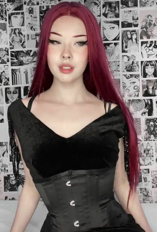 2. Sexy xoanyvn Shows Cleavage in Corset