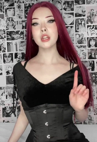 3. Sexy xoanyvn Shows Cleavage in Corset