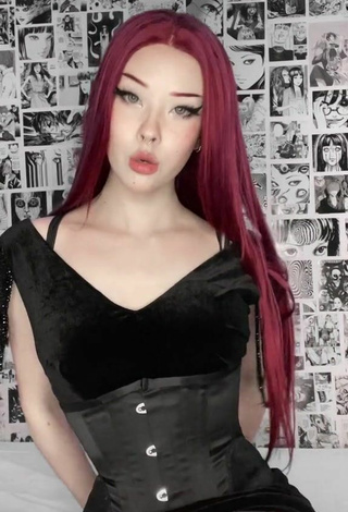 5. Sexy xoanyvn Shows Cleavage in Corset