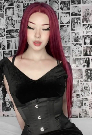 6. Sexy xoanyvn Shows Cleavage in Corset