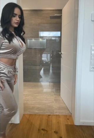 Hot Giovanna Shows Cleavage in Crop Top