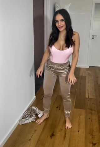 4. Sexy Giovanna Shows Cleavage in Pink Bodysuit