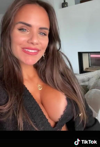 6. Sexy Giovanna Shows Cleavage