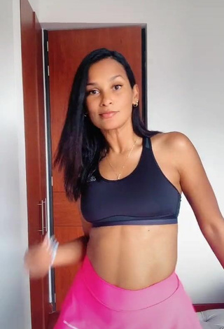 2. Sexy Yeimy Paola Vargas Shows Cleavage in Black Sport Bra