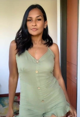 Sexy Yeimy Paola Vargas Shows Cleavage in Green Bodysuit