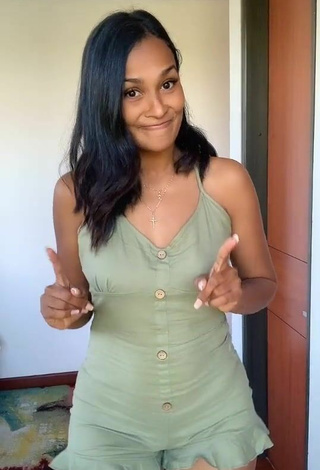 3. Sexy Yeimy Paola Vargas Shows Cleavage in Green Bodysuit